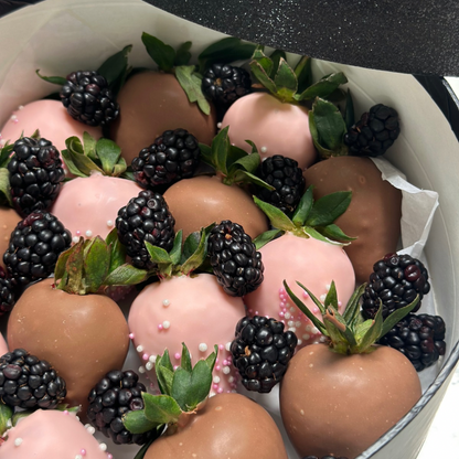 Caja Redonda chica de fresas cubiertas de chocolate de leche y blanco con moras