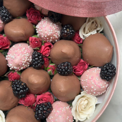 Caja mediana de fresas cubiertas de chocolate de leche y blanco con flores y moras