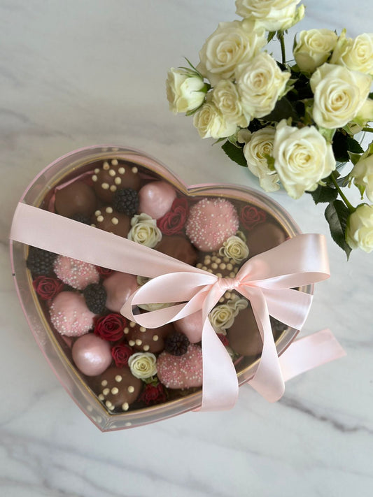 Caja “Corazón” de fresas con flores y moras